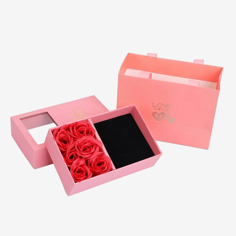 Boîte cadeau avec fenêtre sur roses éternelles, vue produit sur fond neutre