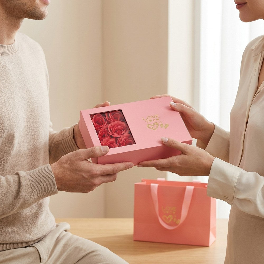 Boîte cadeau avec fenêtre sur roses éternelles offerte en couple, moment du cadeau