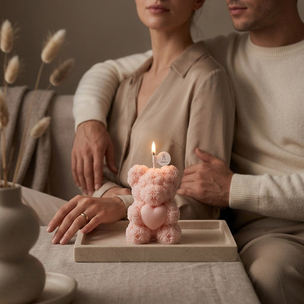 Bougie cadeau ourson allumée lors d'un moment en couple