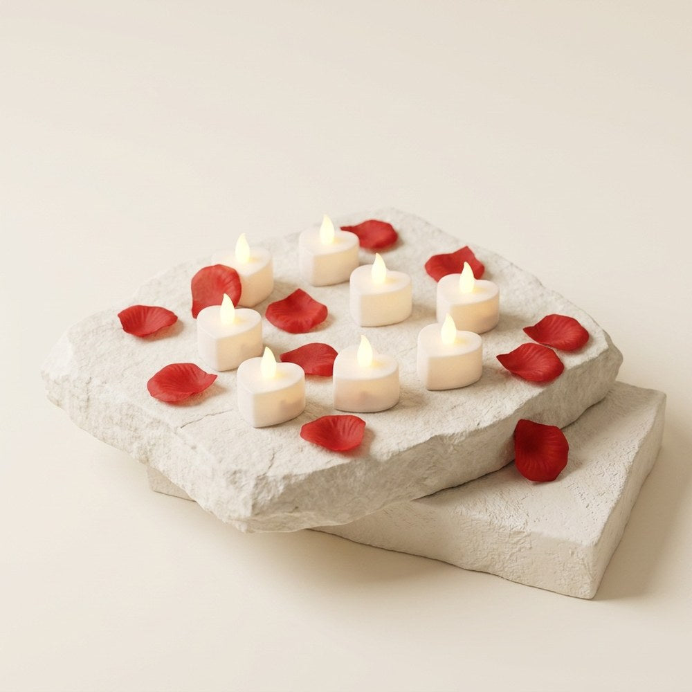 Bougies LED et pétales de roses posés sur décor minéral ivoire