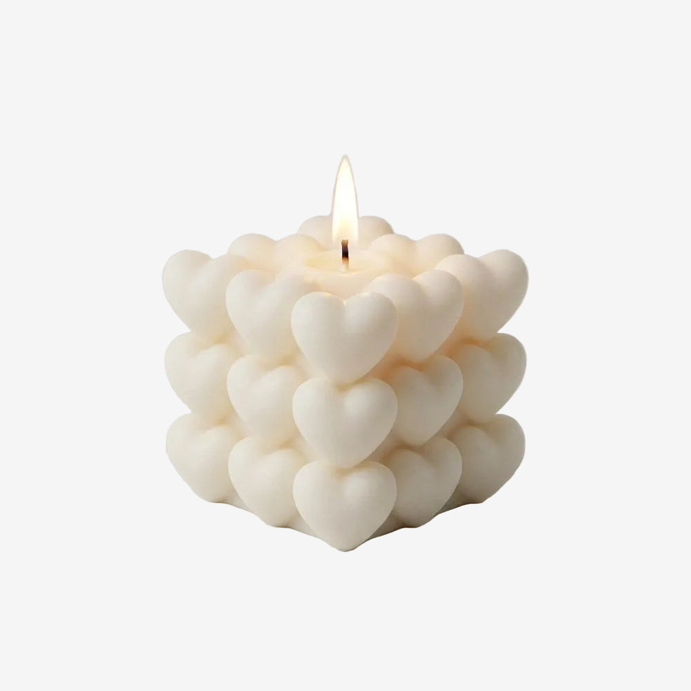 Bougie romantique cœur en cire de soja, vue produit sur fond neutre