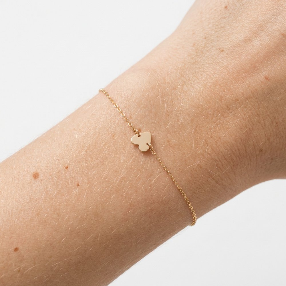 Bracelet avec un cœur discret, porté au poignet
