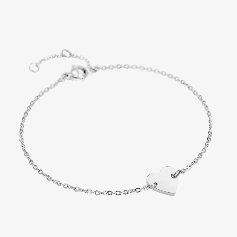Un bracelet fin couleur argent avec un petit cour discret