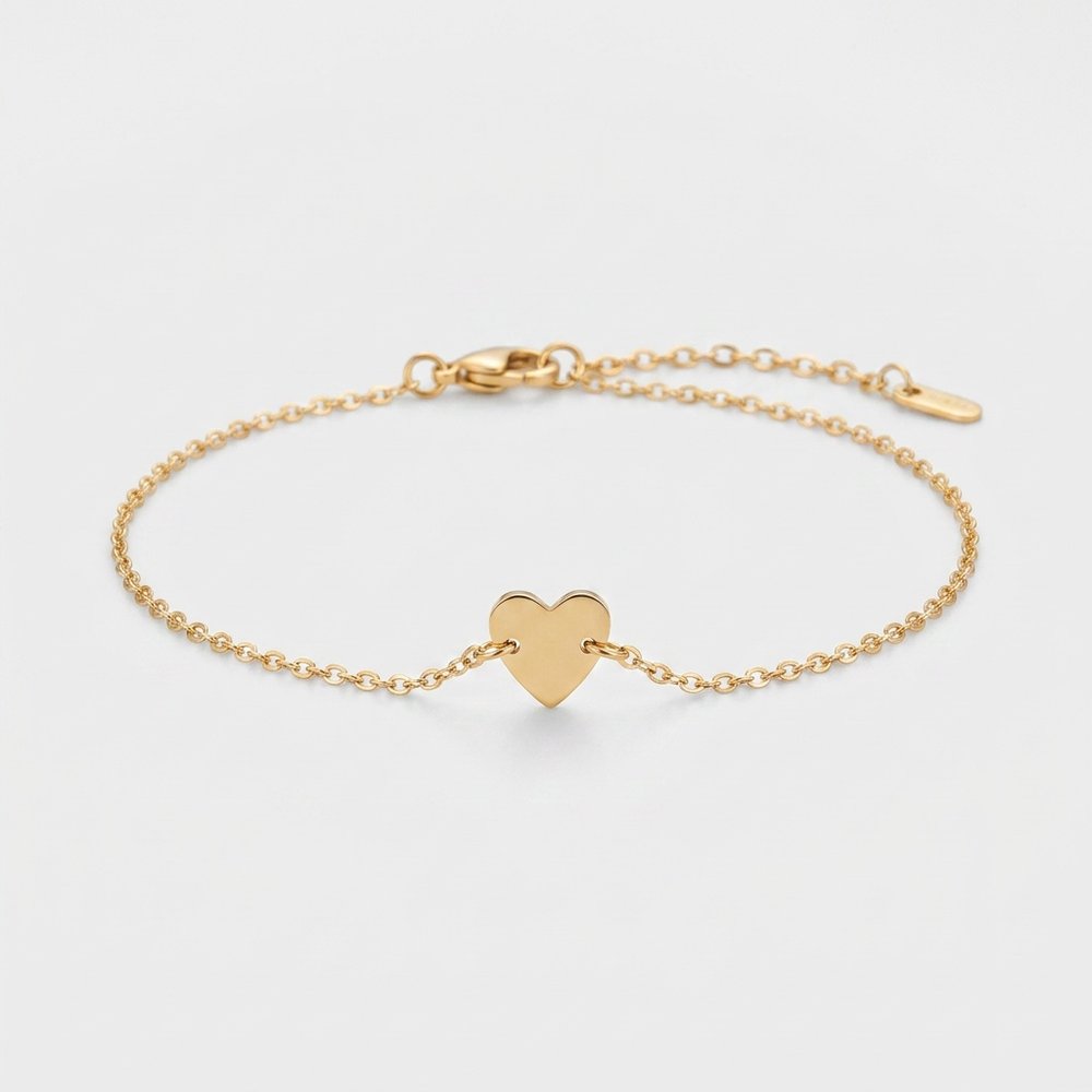 Bracelet avec un cœur discret, vue produit sur fond neutre