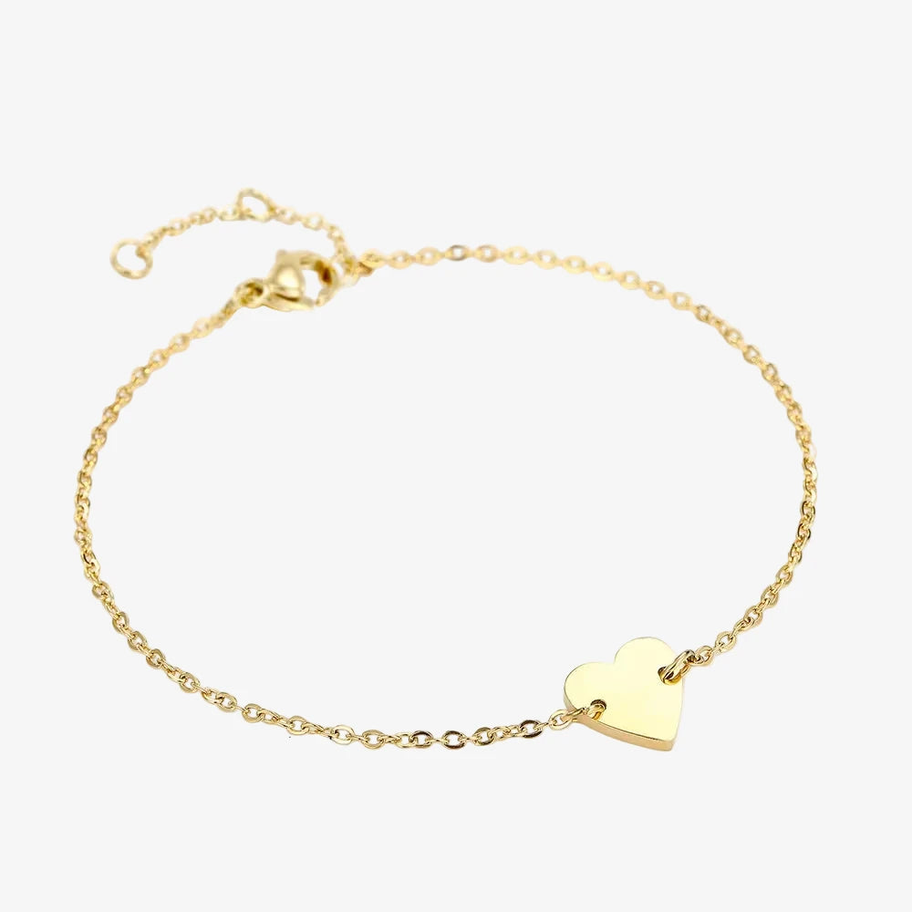 Bracelet fin et minimaliste couleur doré avec un petit coeur discret et élégant