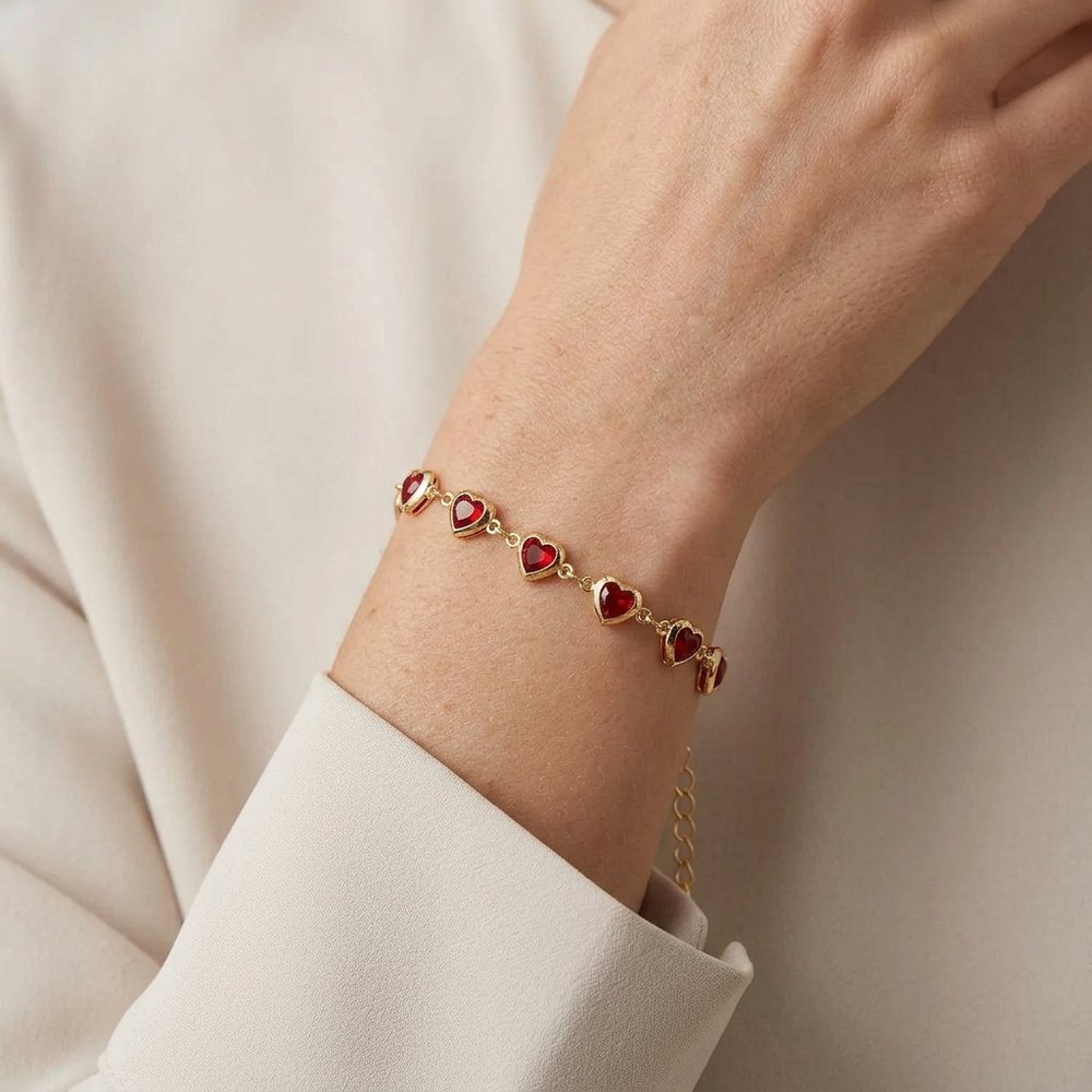 Bracelet chaîne de cœur, porté au poignet