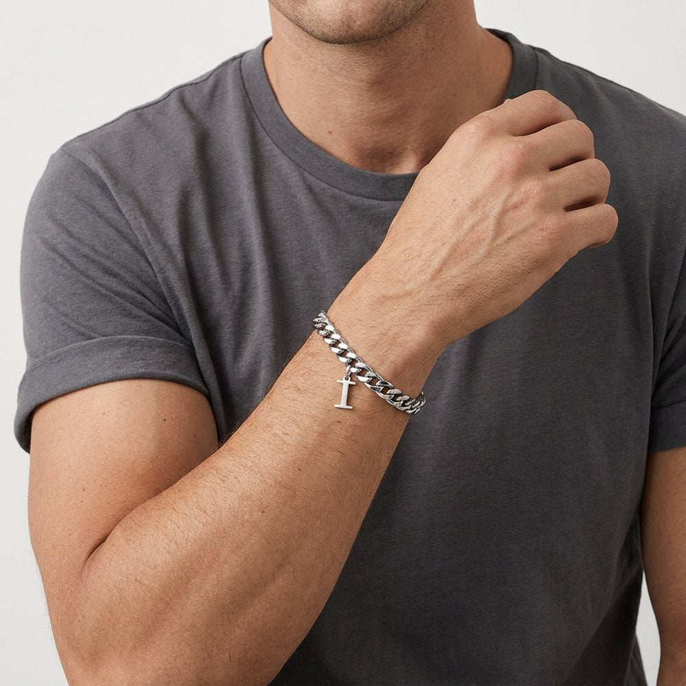 Bracelet chaîne homme à initiale porté au poignet