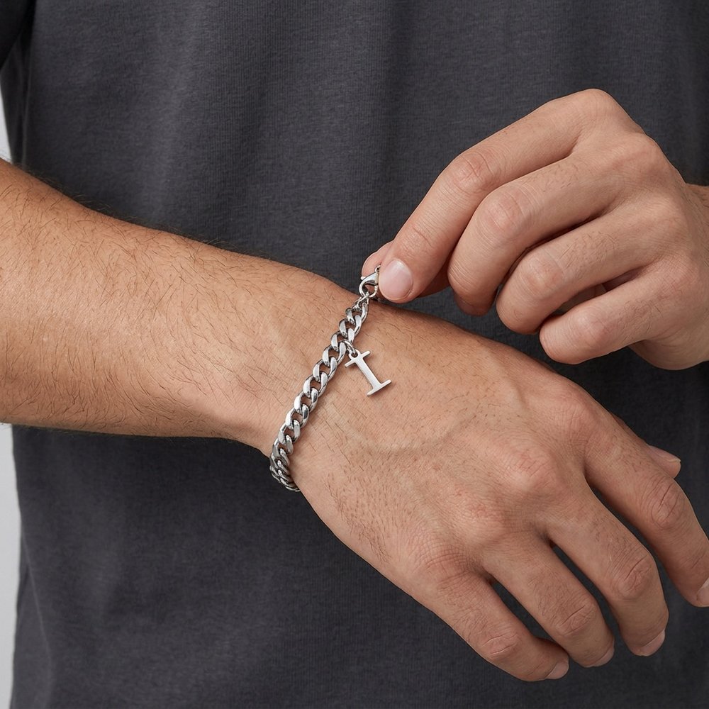 Main d'homme portant le bracelet maille gourmette avec lettre