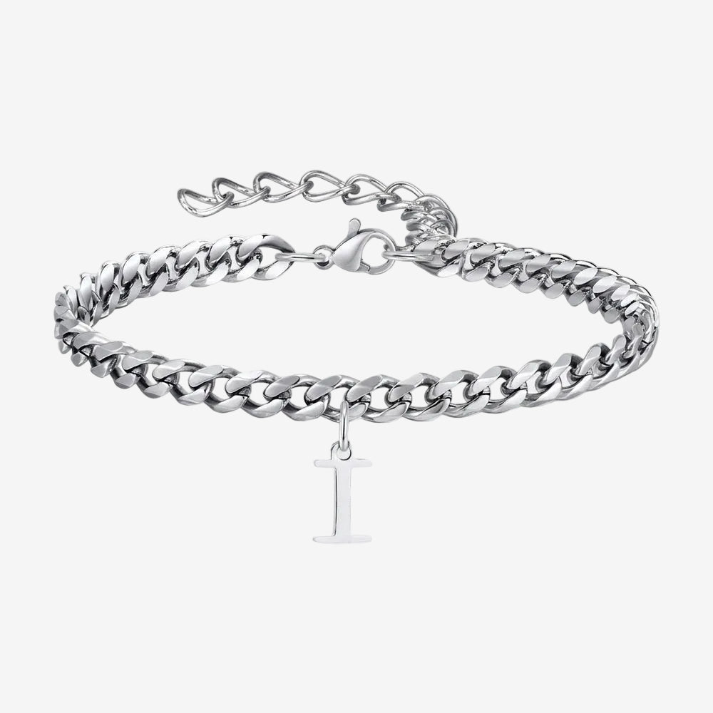 Bracelet homme initiale en acier, vue produit sur fond neutre