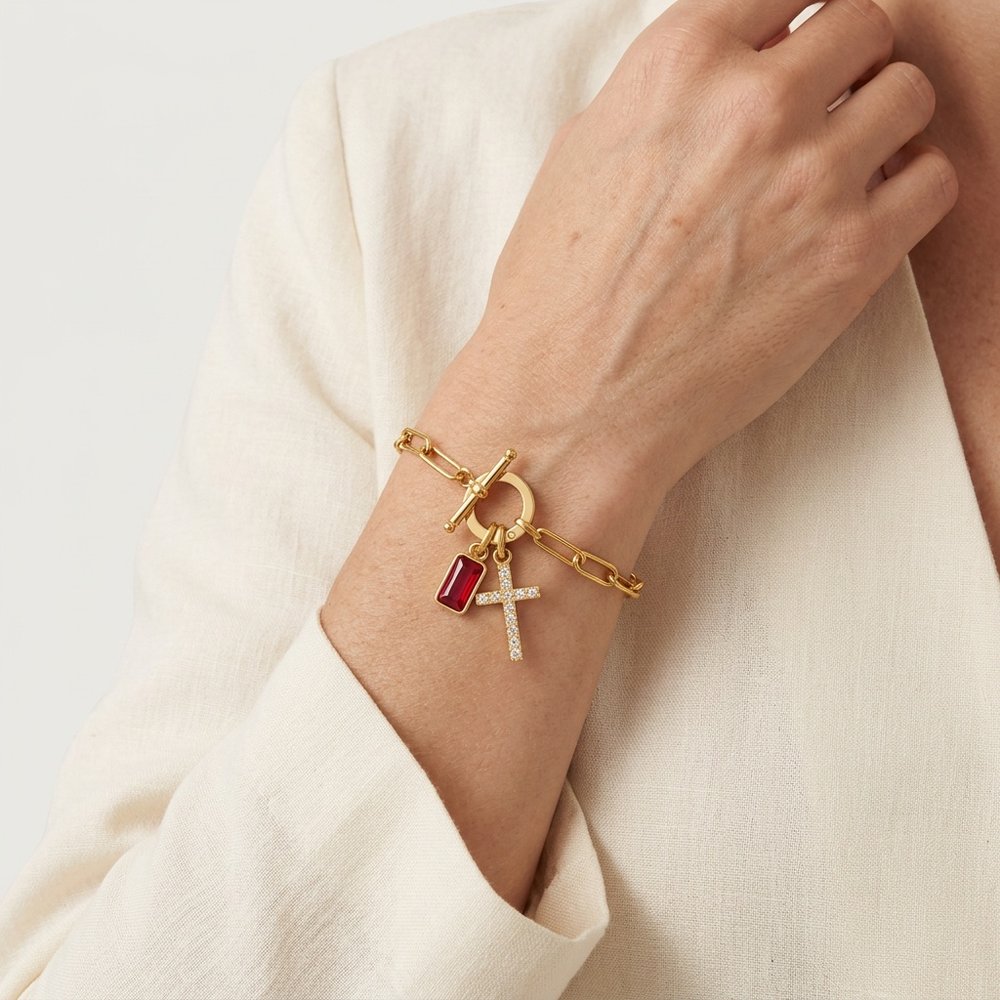 Bracelet charms pierre de naissance porté au poignet