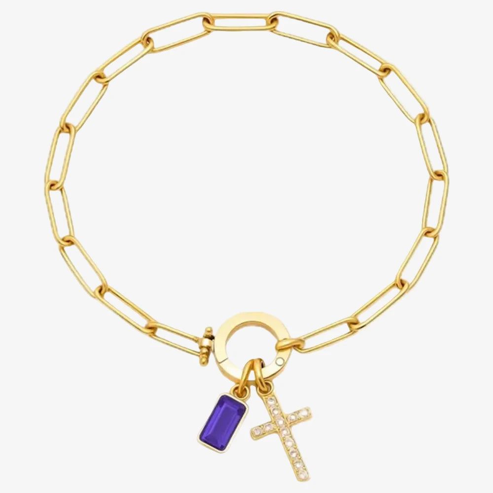 bracelet charms avec une croix et une pierre de naissance février sur un fond neutre