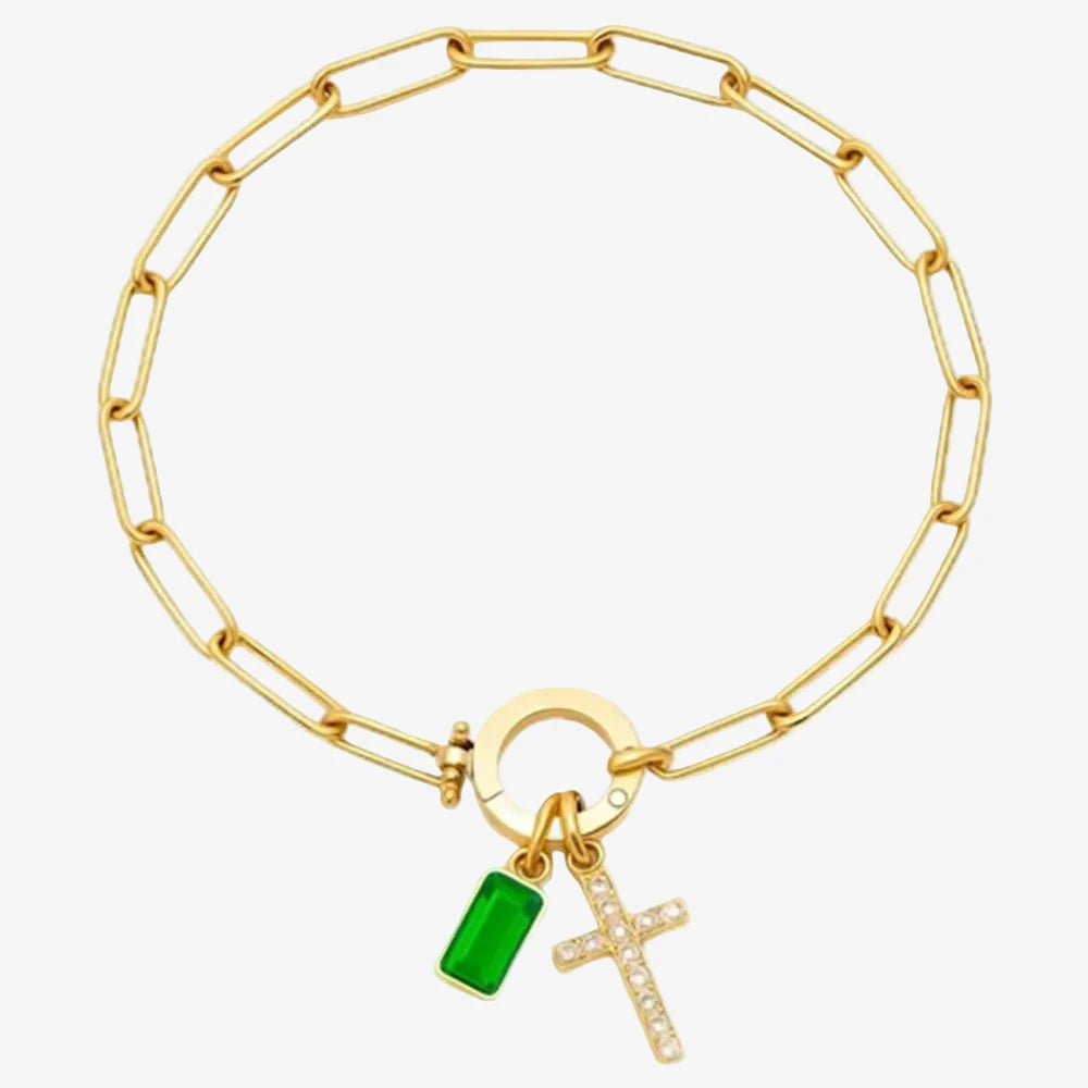 Pierre de naissance du mois de mai sur un bracelet Chams avec une croix sur un fond neutre