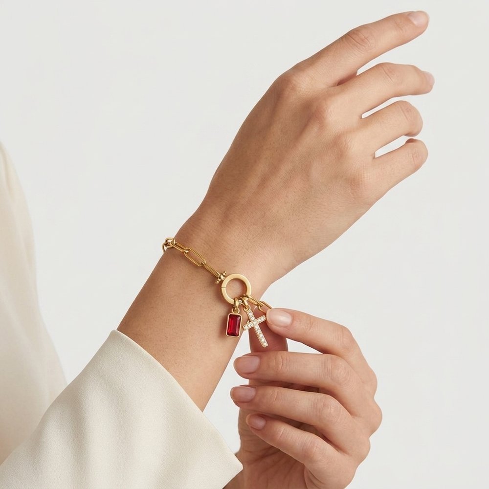 Bracelet charms, geste de main effleurant les breloques