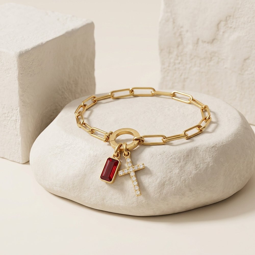 Bracelet charms pierre de naissance posé sur un support minéral ivoire