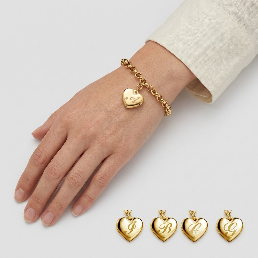Bracelet cœur charms initial, porté au poignet
