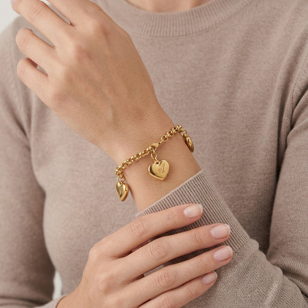 Bracelet cœur charms initial, geste de main au poignet