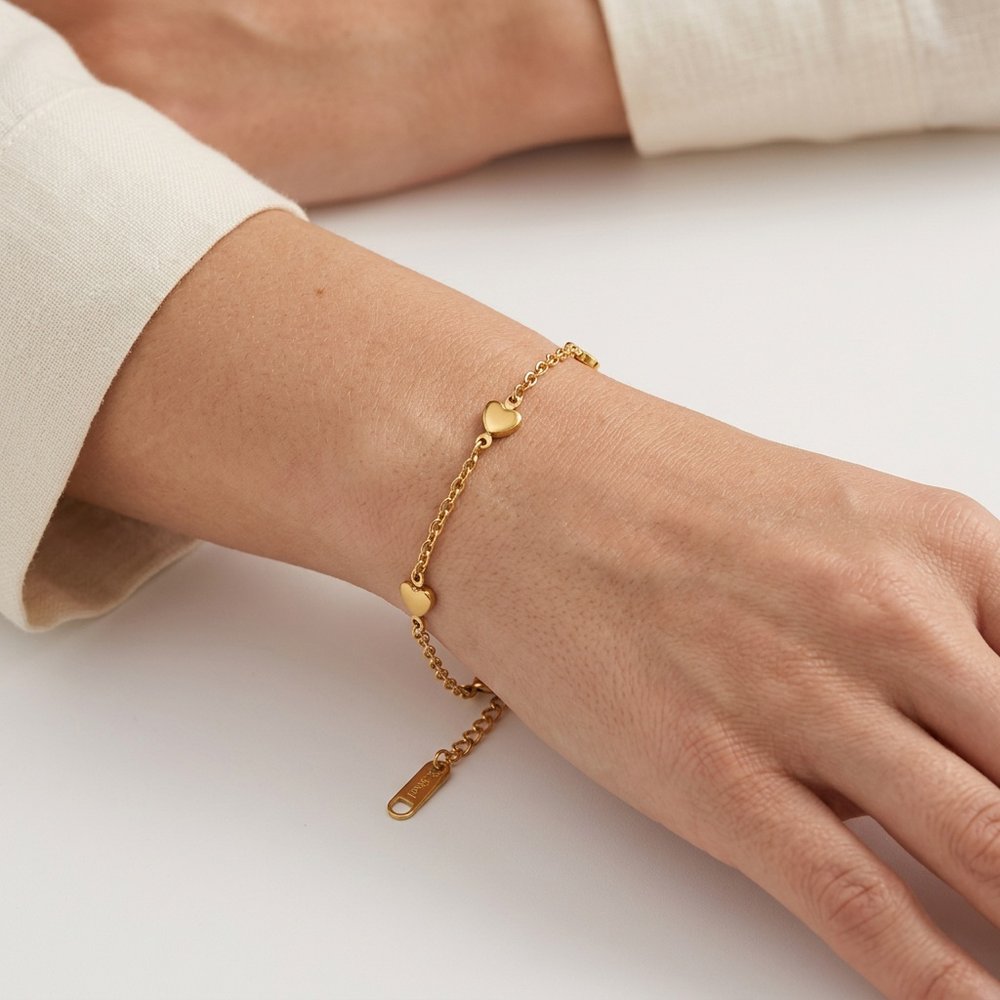 Bracelet cœur doré, porté au poignet