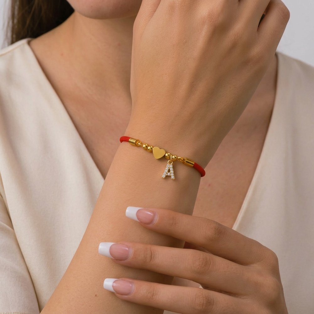 Bracelet cœur en corde rouge, porté au poignet