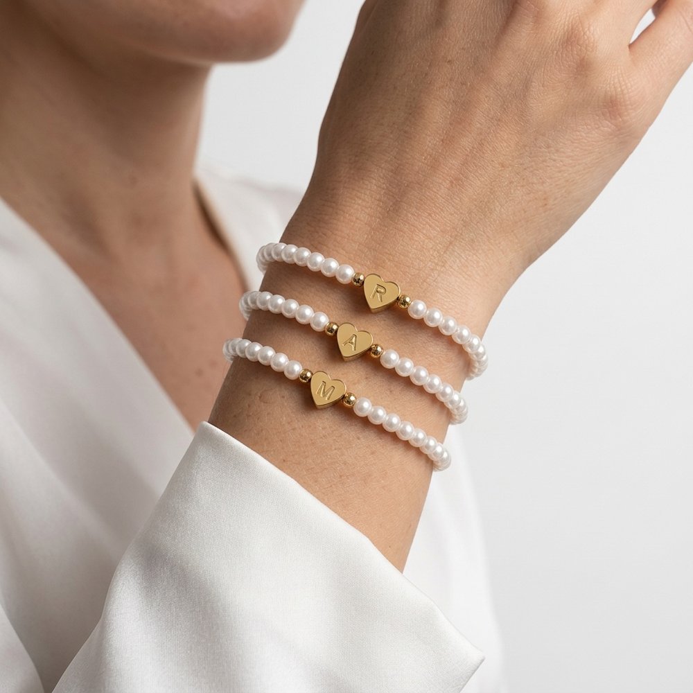 Bracelet cœur en perles blanches personnalisé, porté au poignet