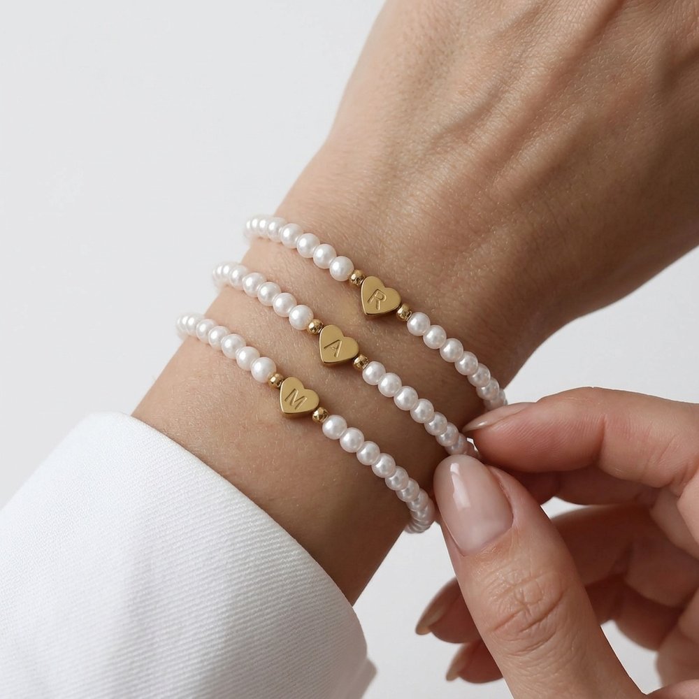 Bracelet cœur en perles blanches personnalisé, geste de main au poignet
