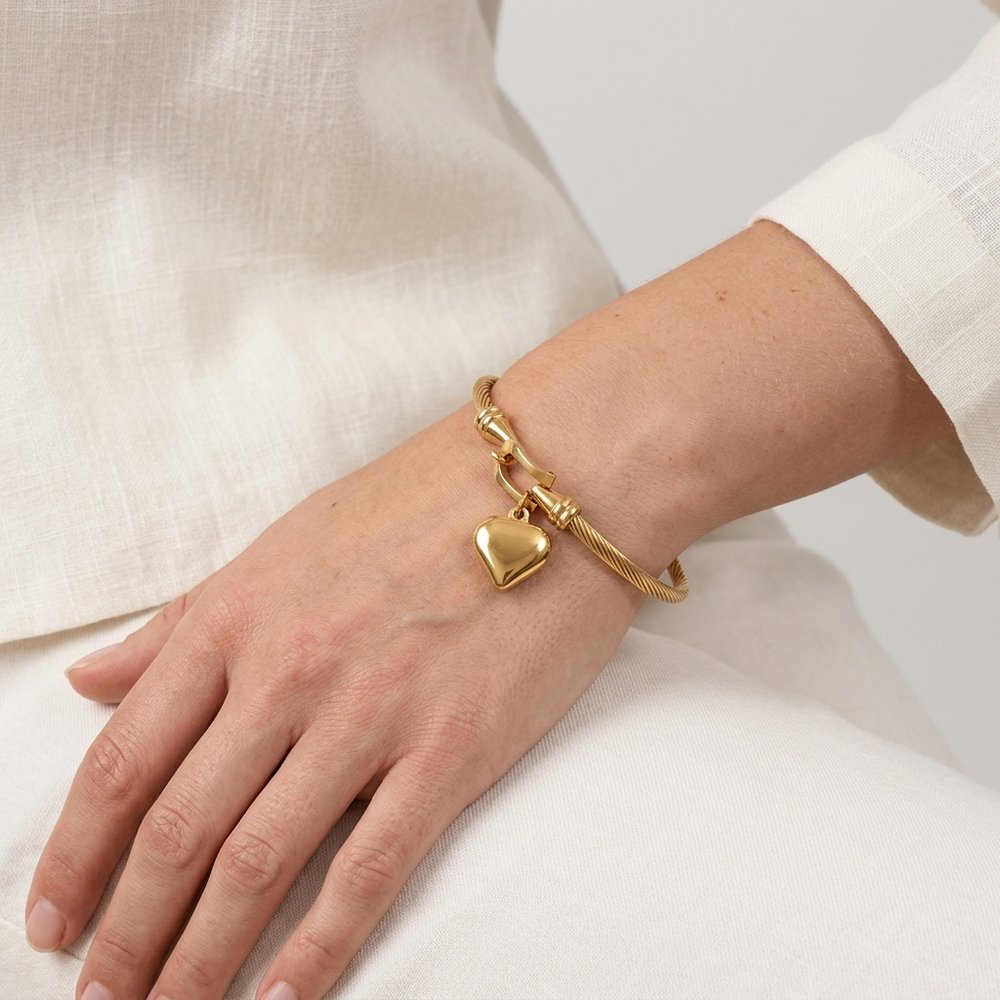 Bracelet cœur femme porté au poignet