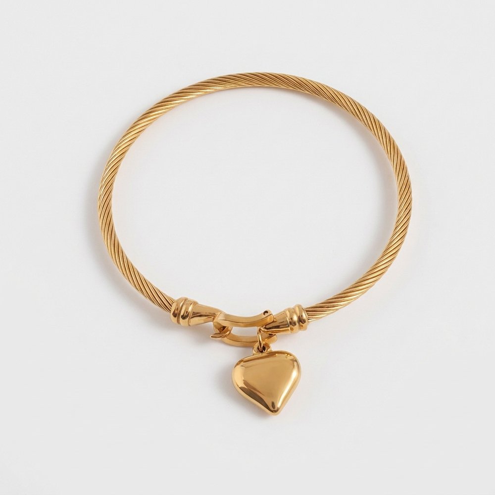 Bracelet cœur femme en jonc câble, vue produit sur fond neutre