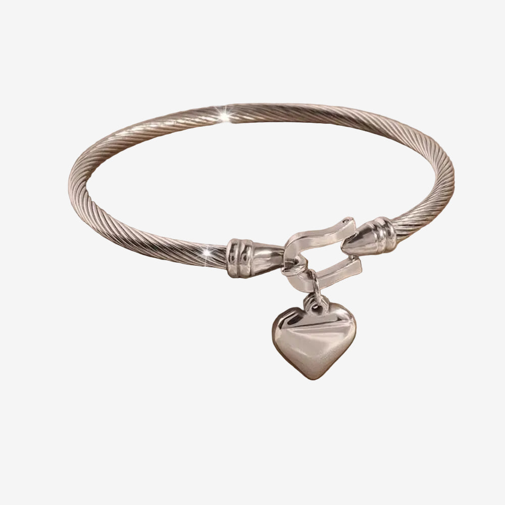 bracelet avec un coeur qui pend en couleur argent