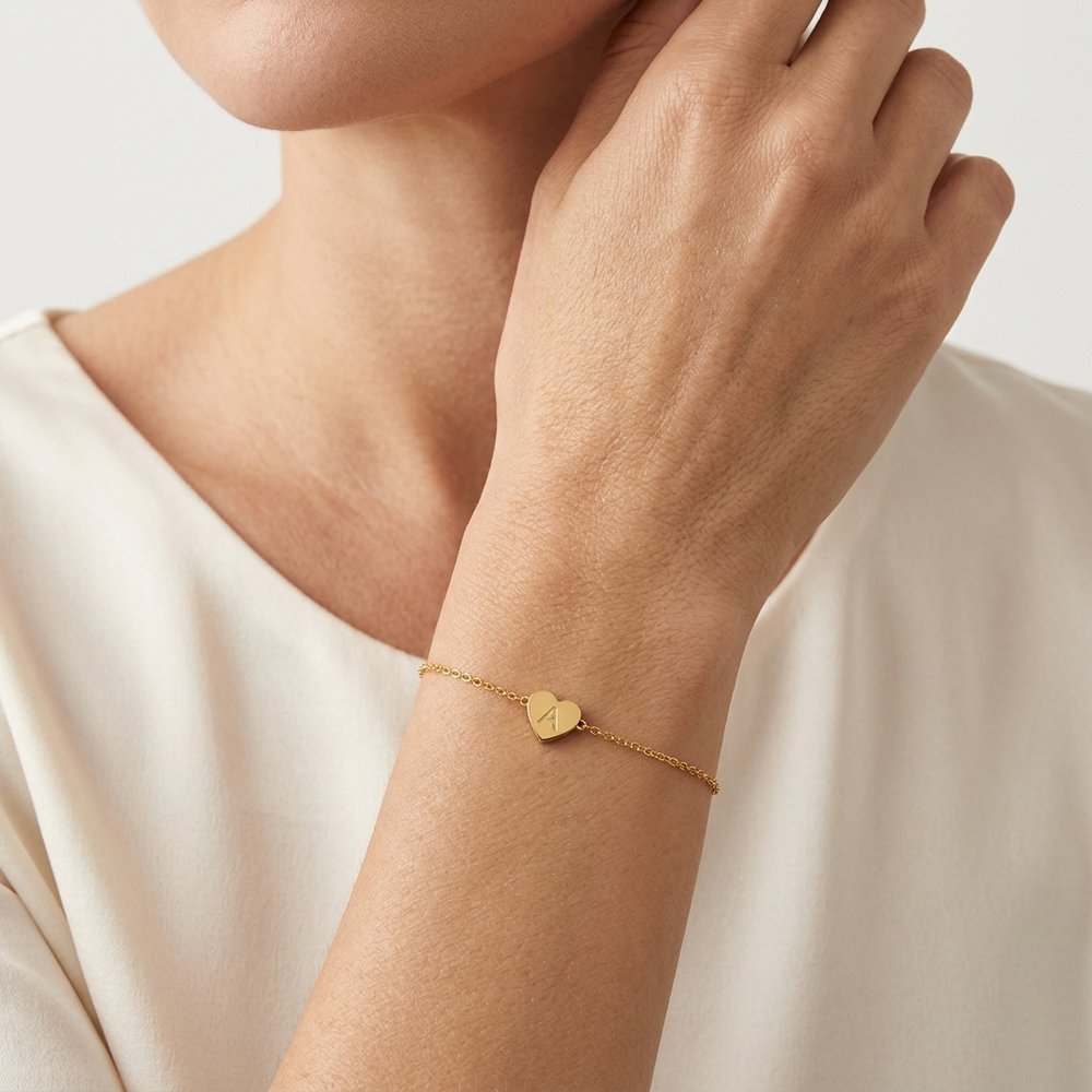 Bracelet cœur initial, porté au poignet