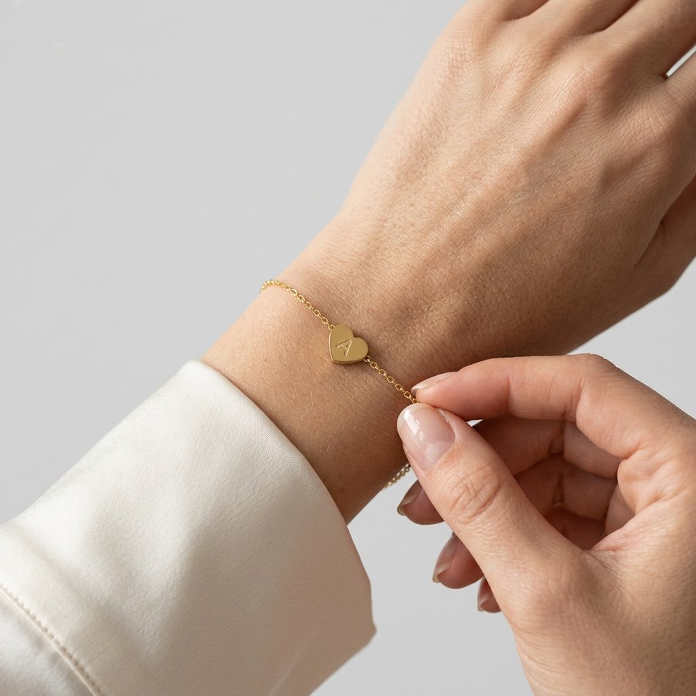 Bracelet cœur initial, geste de main au poignet