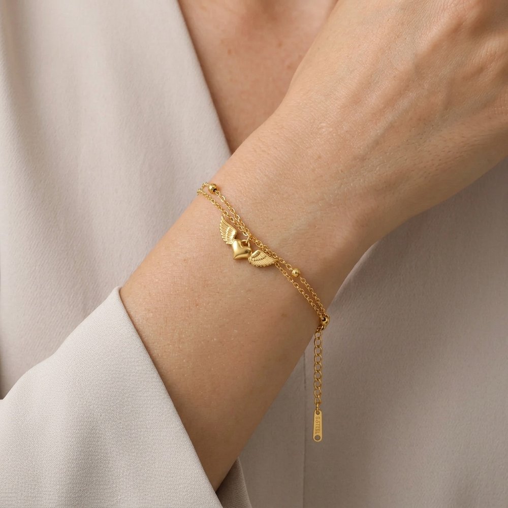 Bracelet cœur volant, porté au poignet