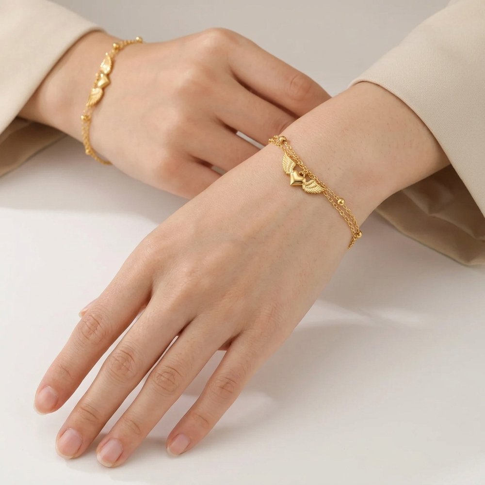 Bracelet cœur volant, geste de main au poignet