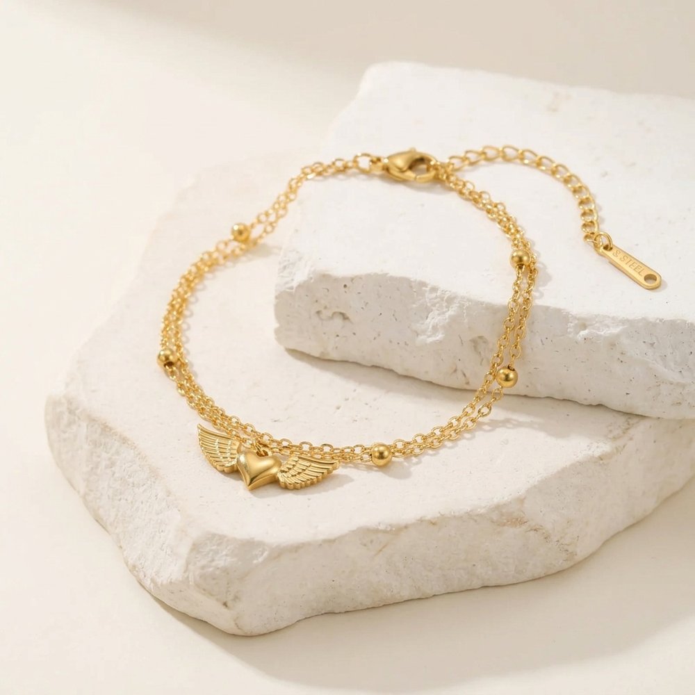 Bracelet cœur volant, posé sur un support minéral ivoire