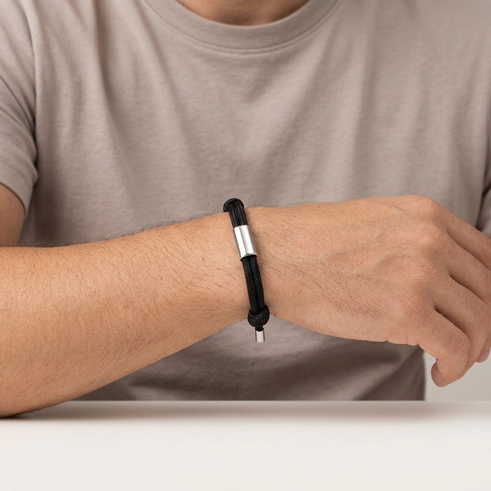 Bracelet corde homme porté au poignet