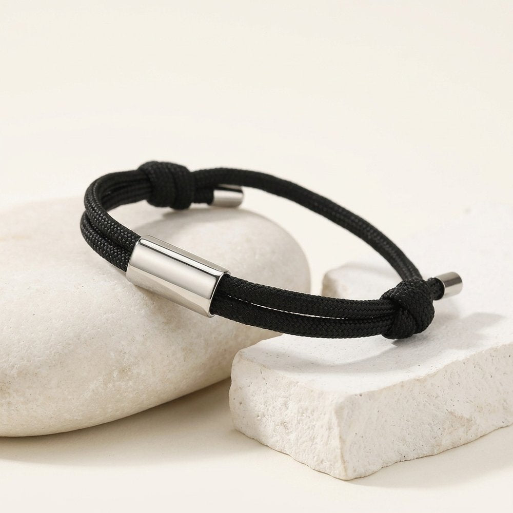 Bracelet corde homme posé sur une pierre minérale ivoire
