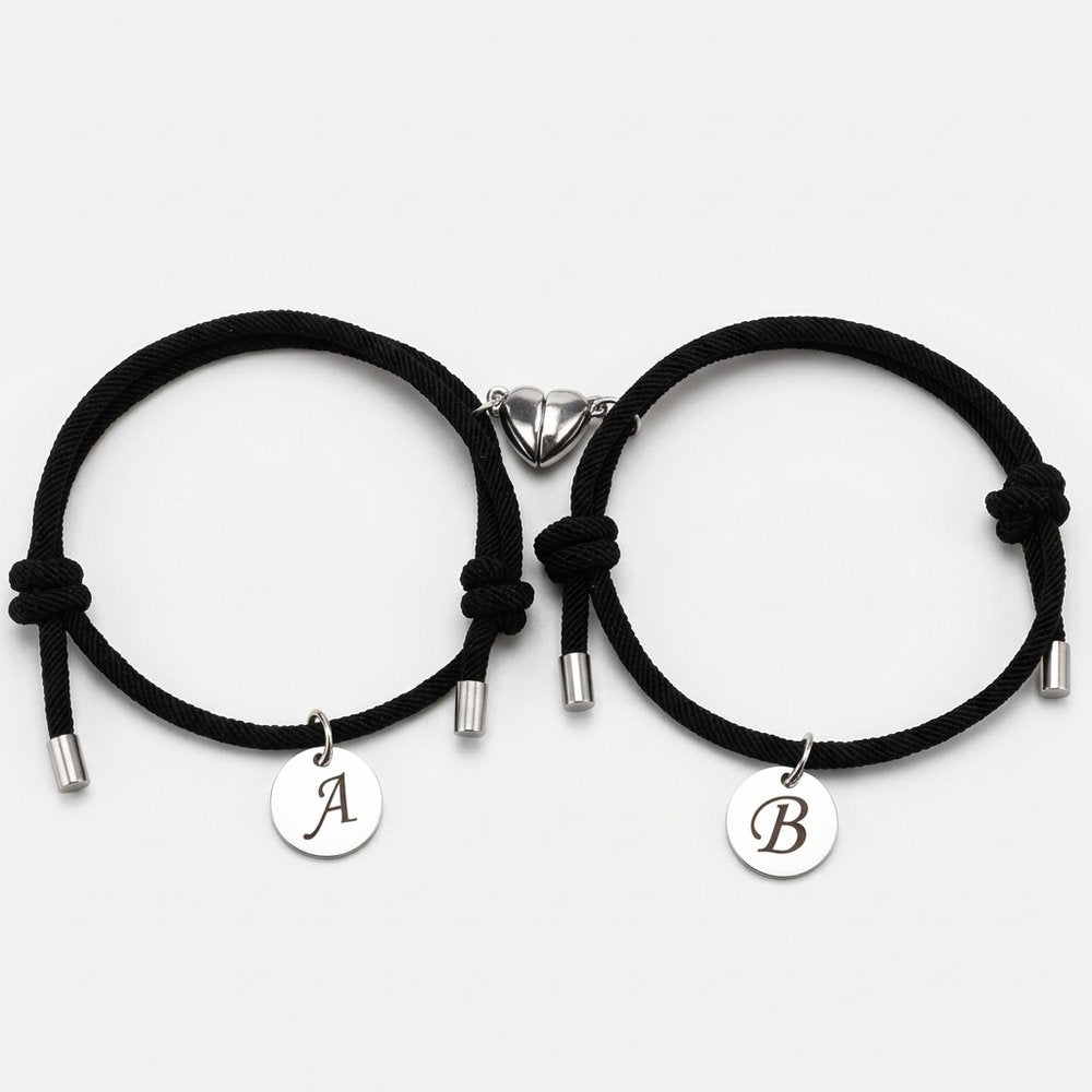 Bracelet couple aimant, les deux bracelets côte à côte sur fond clair