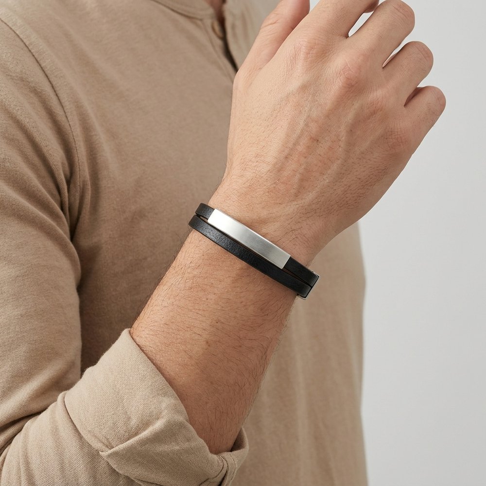 Bracelet cuir et acier homme porté au poignet