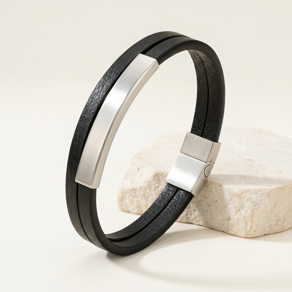 Bracelet cuir et acier homme posé sur une pierre minérale ivoire