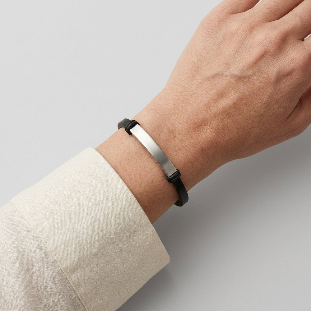 Bracelet cuir gravé porté au poignet d'une femme