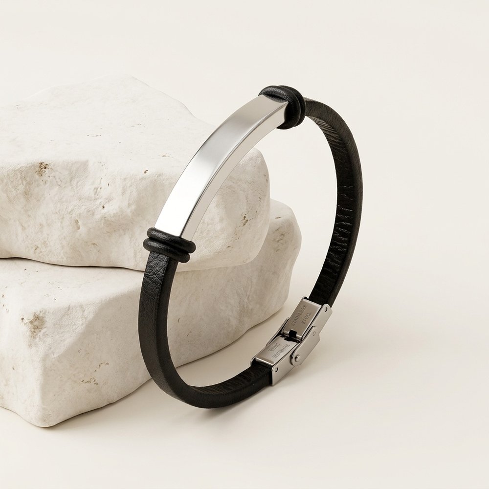 Bracelet cuir femme posé sur une pierre minérale ivoire