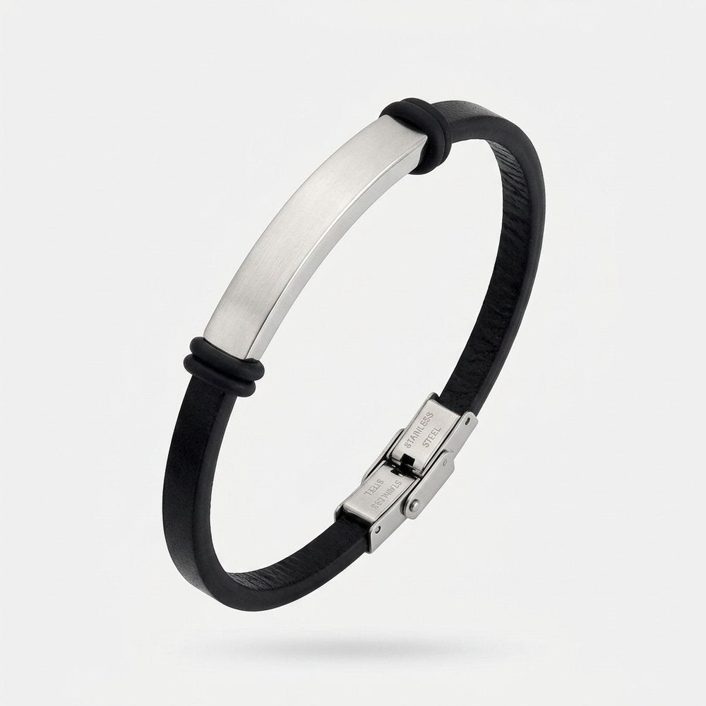 Bracelet cuir femme à plaque personnalisable, vue produit sur fond neutre