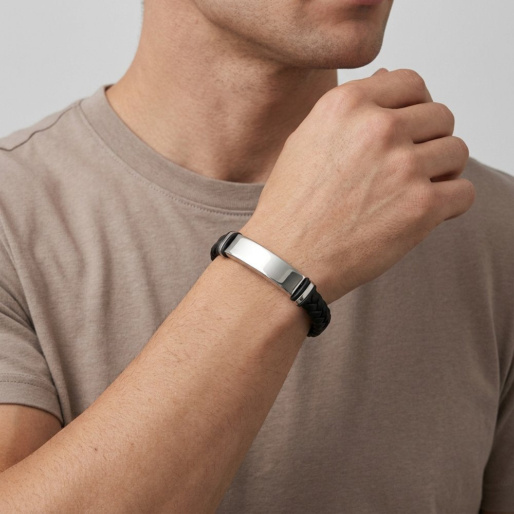 Bracelet cuir tressé homme gravé porté au poignet d'un homme