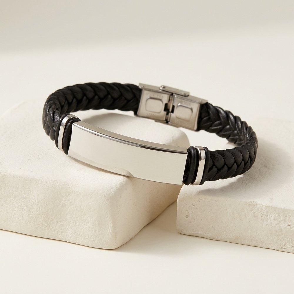 Bracelet cuir tressé homme posé sur une pierre minérale ivoire