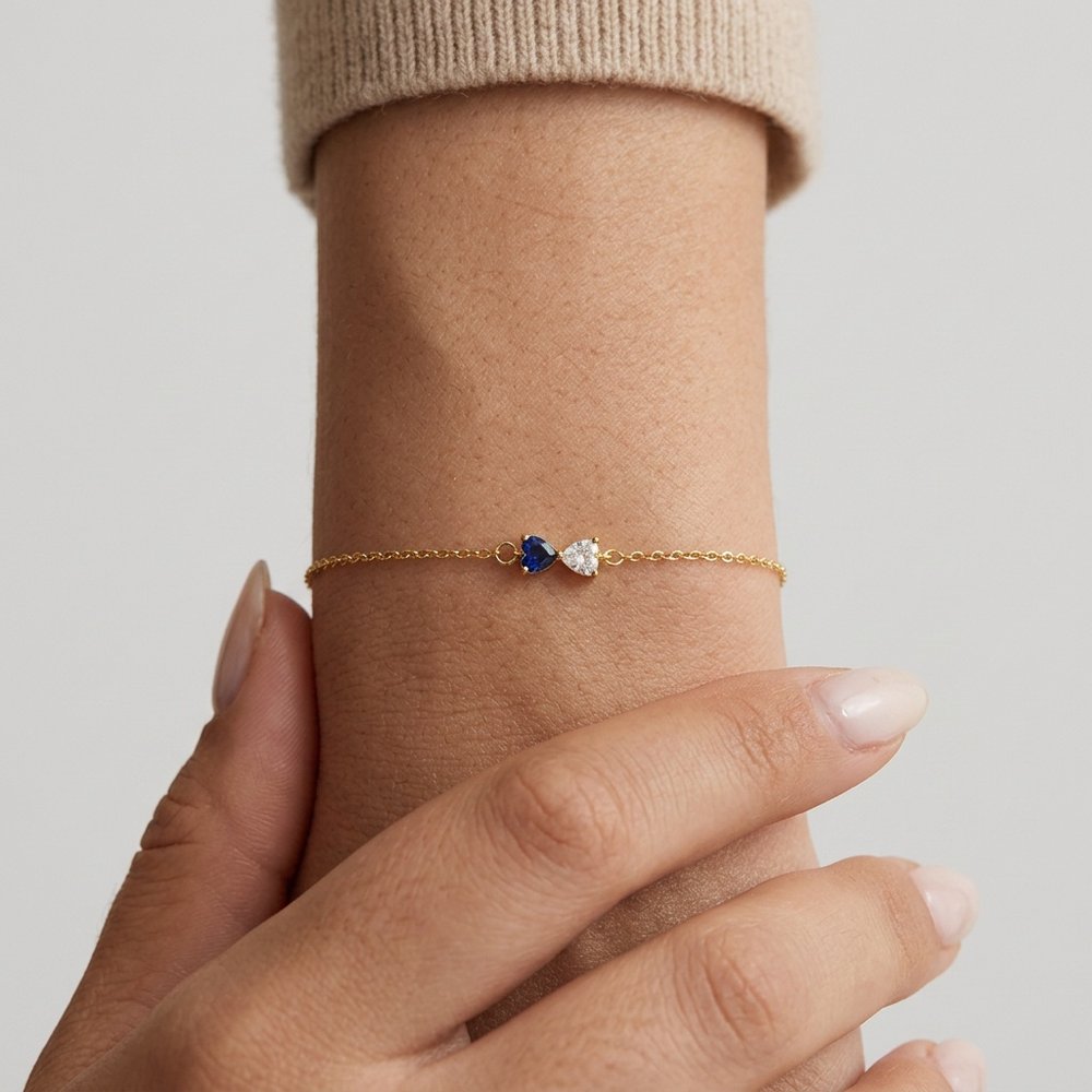 Bracelet de naissance duo de cœur porté au poignet