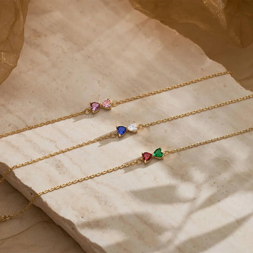 trois bracelet de la collection bracelet de naissance duo de coeur, pierre de naissance octobre et pierre de naissance juin, un autre bracelet avec une pierre de naissance septembre avec une pierre de naissance avril et un dernier braceletavec une pierre de naissance janvier et une pierre de naissance mai
