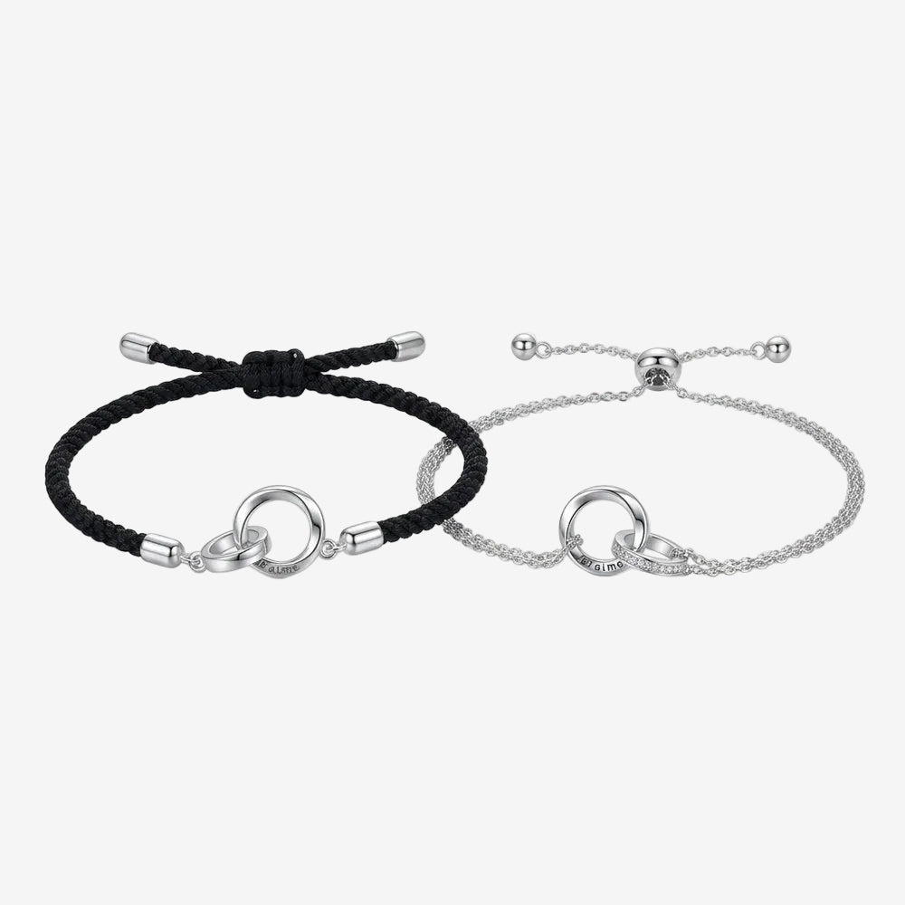 Bracelet duo couple : chaîne fine argentée et cordon noir, chacun avec deux anneaux entrelacés, vue produit sur fond neutre