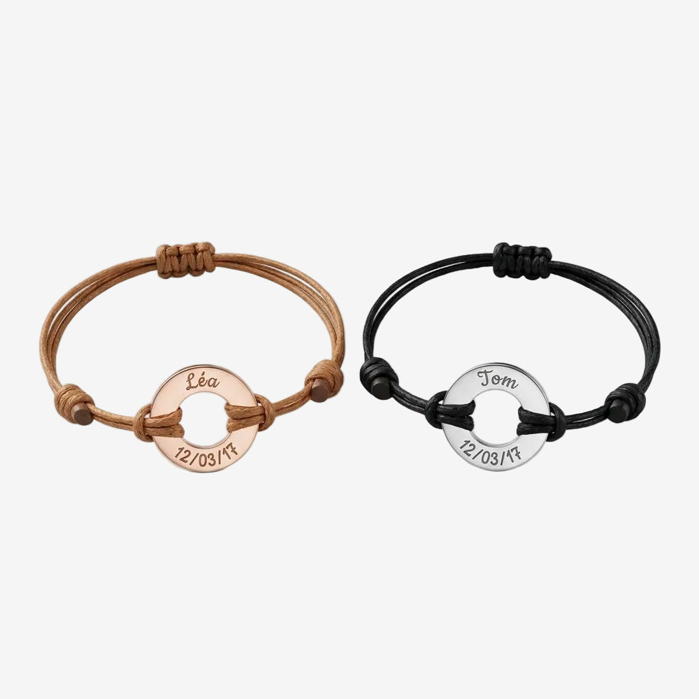 Bracelet duo couple personnalisé anneau : deux bracelets cordon camel et noir, anneaux gravés or rose et argent, vue produit sur fond neutre