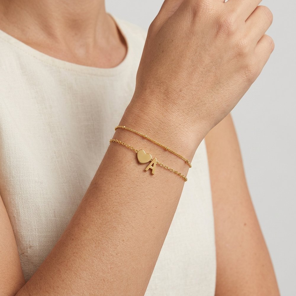Bracelet femme cœur avec une lettre, porté au poignet