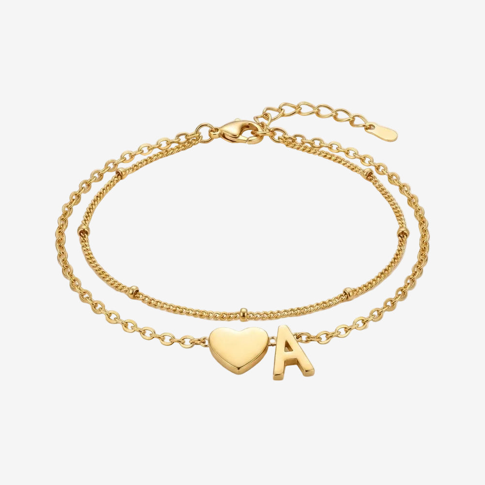 Bracelet femme cœur avec une lettre, vue produit sur fond neutre