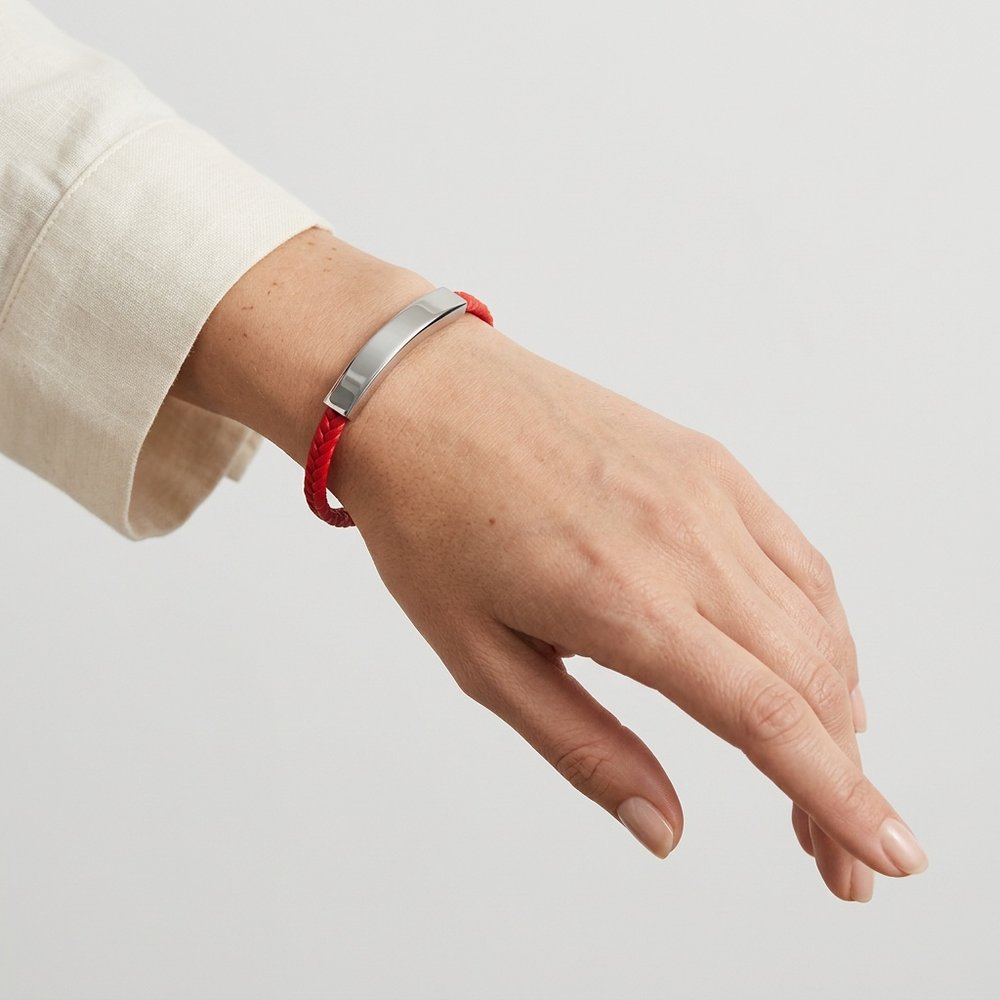 Main de femme portant le bracelet femme gravé à cordon rouge