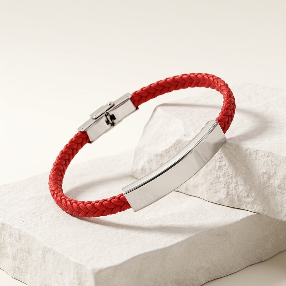 Bracelet femme gravé posé sur une pierre minérale ivoire